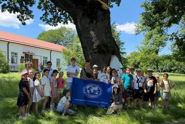 Юные туристы прошли экомаршрутом к дубу-великану в Крымском районе