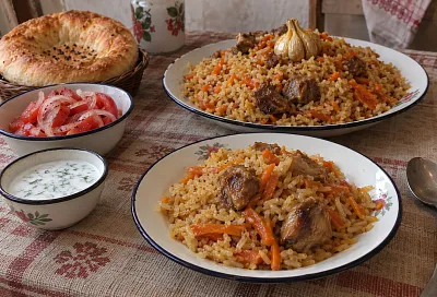 Сначала зирвак, потом рис: простой плов с курицей в казане