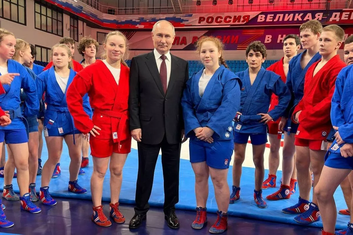 Воспитанницы спортшколы «Лидер» борьбы Екатерина Устюжанинова и Анастасия Долматова  на открытии Дворца самбо в Краснодаре.