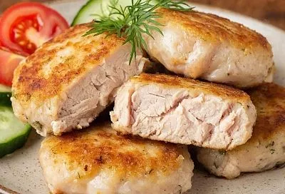 И даже фарш не нужен. Для приготовления самых быстрых и вкусных котлет потребуется всего полчаса и одна куриная грудка
