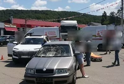 Иномарка в селе под Геленджиком сбила семейную пару: 53-летний мужчина погиб