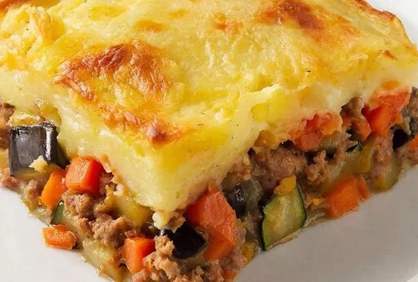 Когда мне лень стоят у плиты готовлю запеканку из фарша и овощей: пока смешиваю продукты – греется духовка