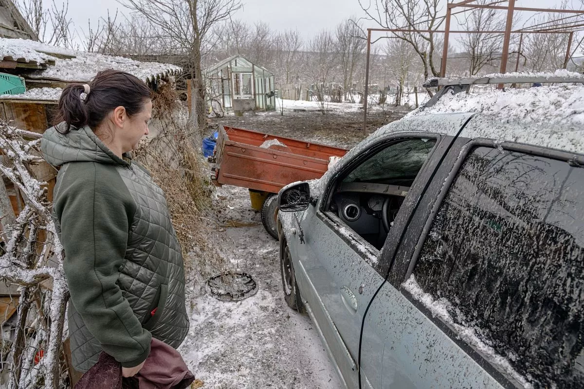 Взрывной волной повреждены автомобили, стена, двери и окна дома Аиды Тумановой из поселка Ильского.