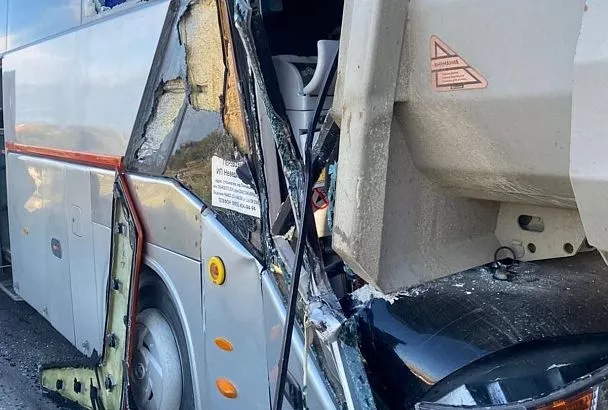 Экскурсионный автобус с детьми попал в ДТП в Краснодарском крае