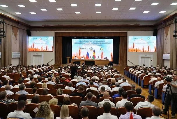 Вениамин Кондратьев поручил создать оперштаб для поддержки сельхозпредприятий во время жатвы