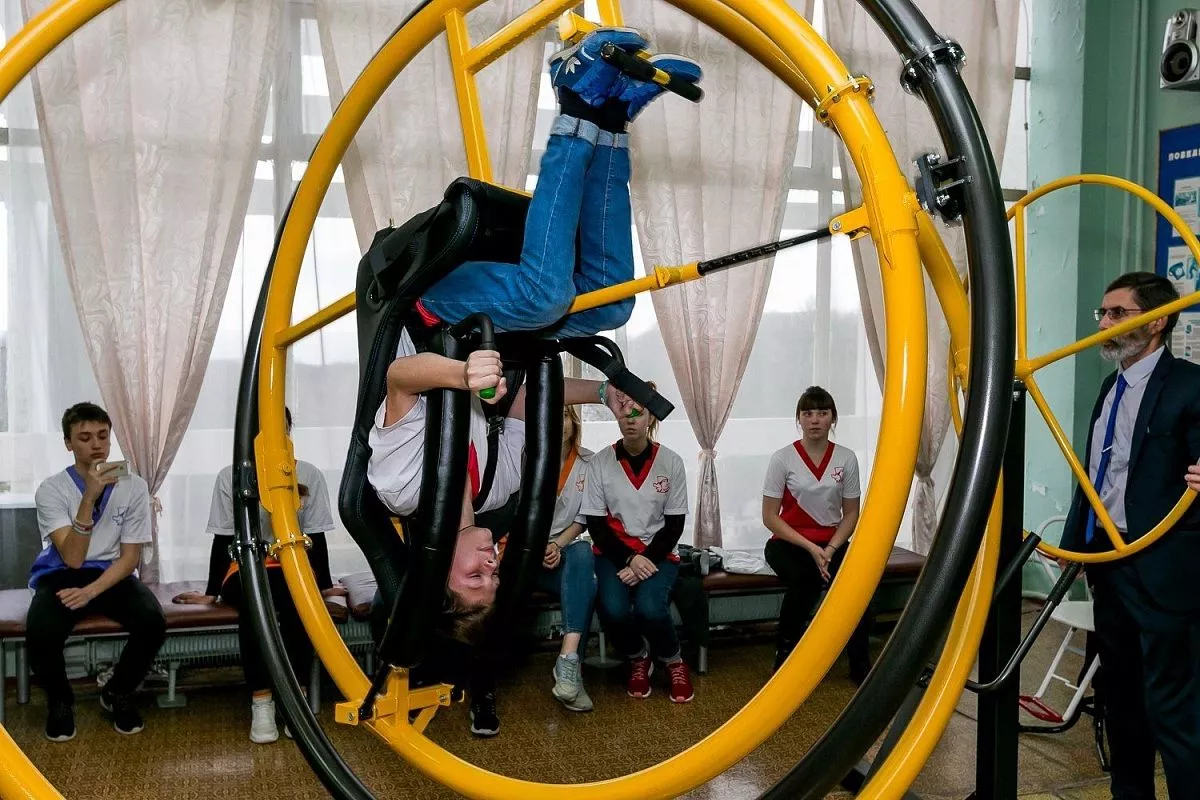 Мальчишки и девчонки, которые хотят стать космонавтами, занимаются на авиакосмических тренажёрах: центрифуге, «Рейнском колесе», оптокинетическом барабане и кресле Барани.