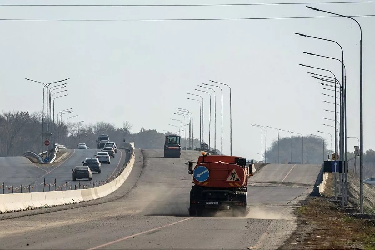 Львиная часть средств Дорожного фонда Кубани расходуется не на строительство новых объектов, а на ремонт – к сожалению, магистрали Краснодарского края очень быстро изнашиваются. Львиная часть средств Дорожного фонда Кубани расходуется не на строительство новых объектов, а на ремонт – к сожалению, магистрали Краснодарского края очень быстро изнашиваются.