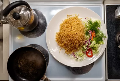 Быстрый обед: вермишель «паутина» и салат из молодой капусты
