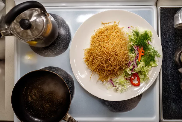 Быстрый обед: вермишель «паутина» и салат из молодой капусты