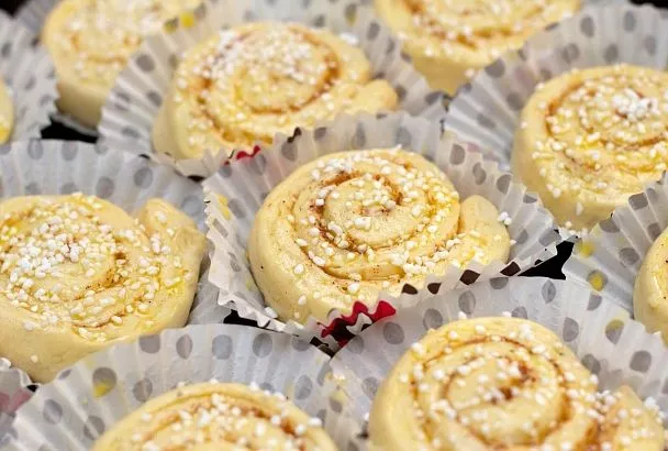 Воздушные булочки синнабоны за час на бездрожжевом тесте: рецепт, который никогда не подводит