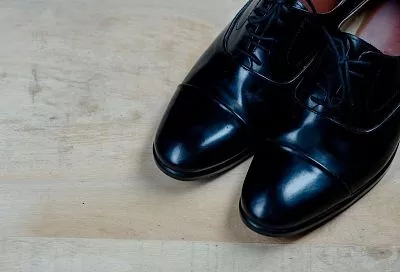 С помощью спирта и антисептика: сапожник поделился неожиданными способами избавления зимой от разводов на обуви