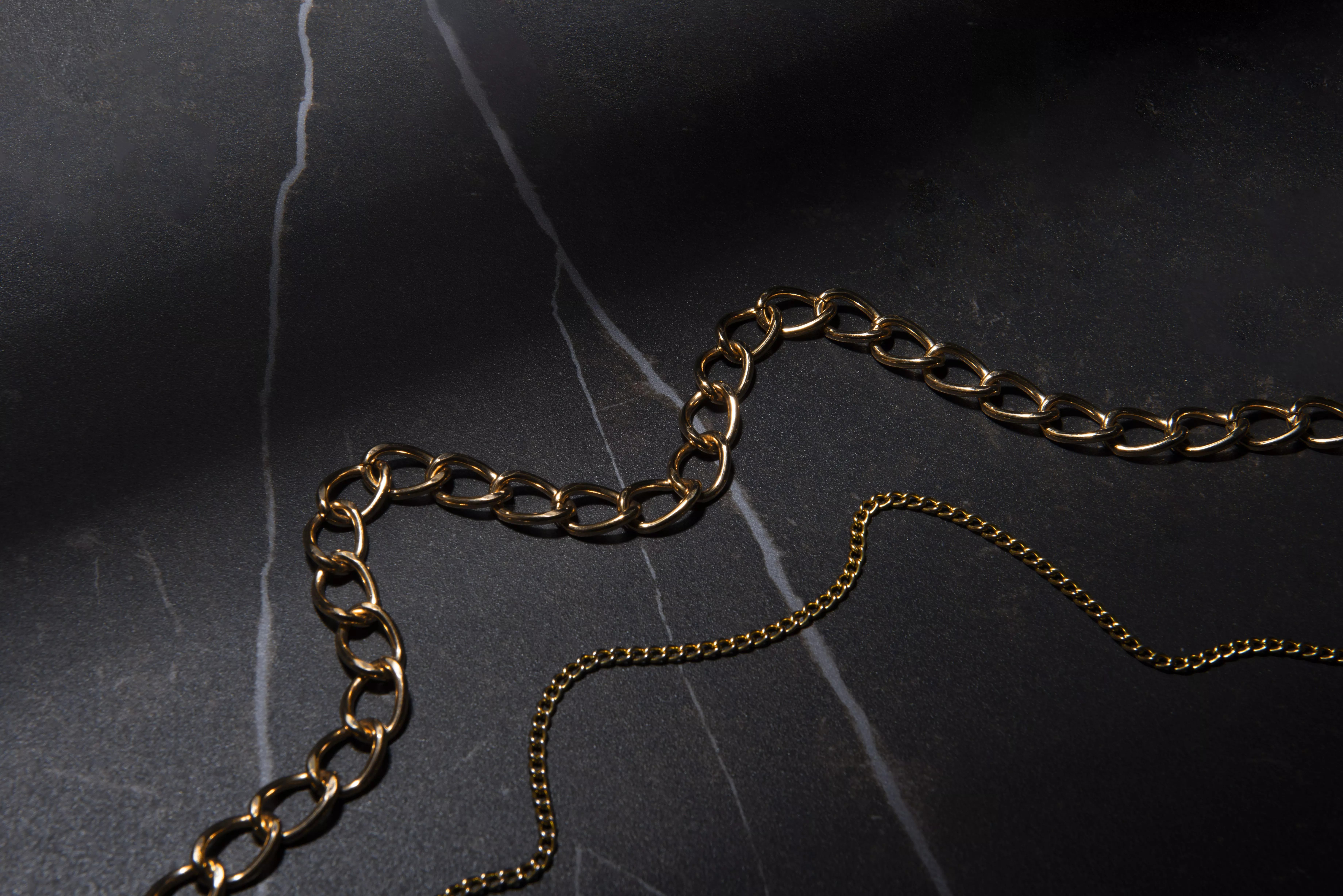 Золотую цепь весом 400 г пытались вывезти в ОАЭ