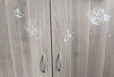 За две минуты очистила шкаф от старых детских наклеек: ТОП-5 средств, которые не оставят даже 