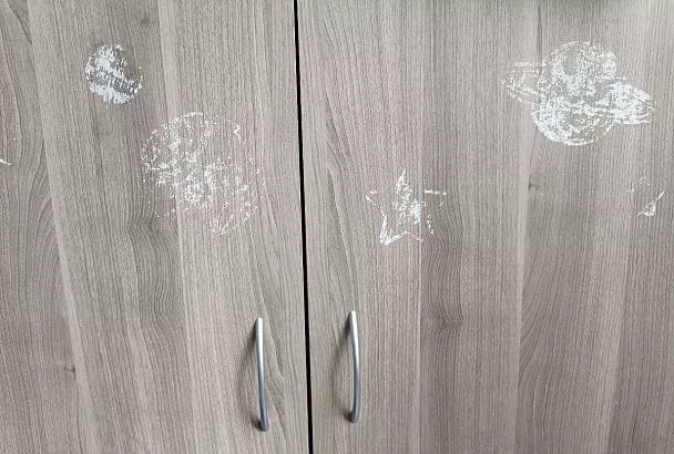 За две минуты очистила шкаф от старых детских наклеек: ТОП-5 средств, которые не оставят даже 