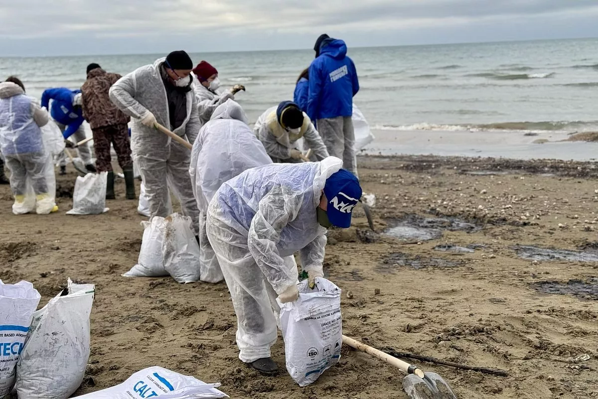 Несмотря ни на какие капризы погоды - ветер, холод, дождь, доби ождь, добровольцы «Молодой Гвардии» день за днем устраняли последствия техногенной катастрофы. Несмотря ни на какие капризы погоды - ветер, холод, дождь, доби ождь, добровольцы «Молодой Гвардии» день за днем устраняли последствия техногенной катастрофы.