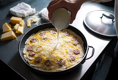 Завтрак из лаваша «как пицца» на сковороде