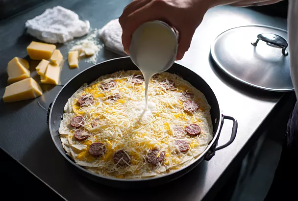 Завтрак из лаваша «как пицца» на сковороде