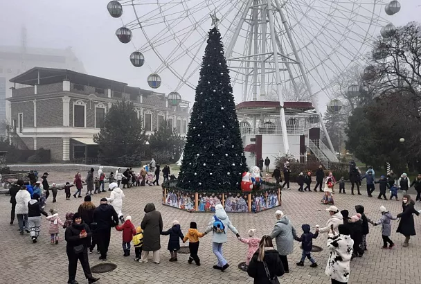В парках Краснодара торжественно открыли новогодние елки