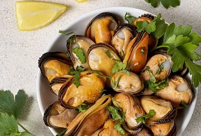 Мариную мидии за 30 минут — и вкуснее магазинных: рецепт с лимоном и чесноком