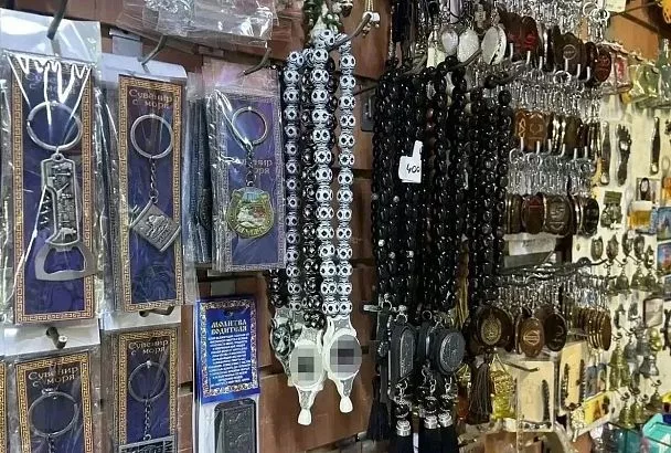 Сувениры с запрещенной символикой обнаружили в торговой лавке в Анапе 
