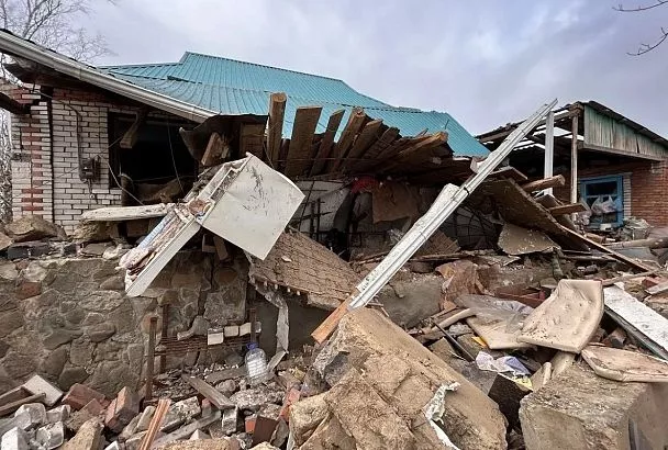 Хлопок газа произошел в частном доме на Кубани. Под завалами находится человек