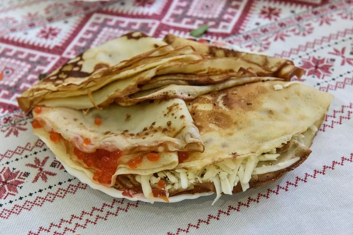 Русские блины особенные – мягкие, пышные и при этом пористые.