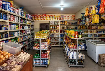 Что продают в обычном магазине в Замбии: от хлеба и риса до воды в пакетах