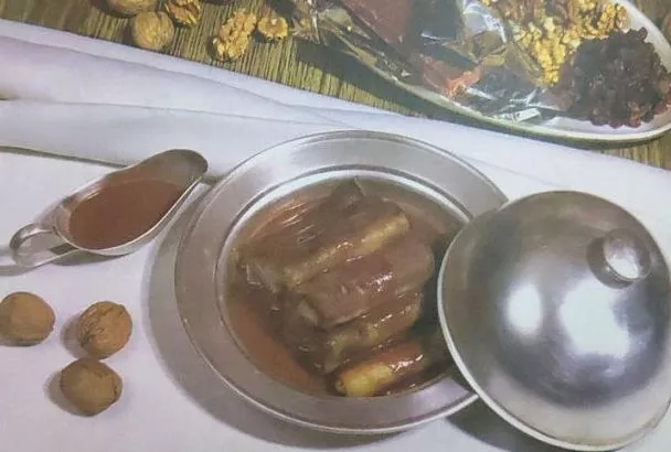 Блинчики «Лакомка» с начинкой (изюм и орехи) и шоколадный соус: этот 15-минутный рецепт покорил своей простотой 