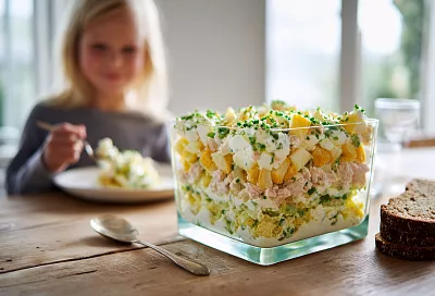 Беру копченую курицу и отварную картошку, собираю нежный слоёный салат: тает во рту и готов за минуты