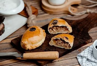 Шикарные пирожки на бездрожжевом тесте с мясной начинкой: теста - минимум, начинки - в избытке