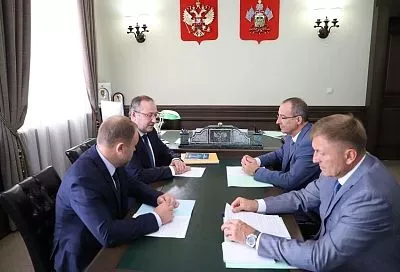 Руководитель кубанского парламента Юрий Бурлачко и министр труда и соцразвития Краснодарского края Сергей Гаркуша обсудили организацию детского отдыха