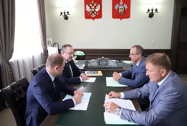 Руководитель кубанского парламента Юрий Бурлачко и министр труда и соцразвития Краснодарского края Сергей Гаркуша обсудили организацию детского отдыха