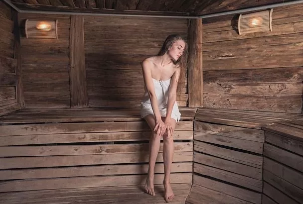 Баня — не испытание на выносливость: врач назвал главные правила новогоднего горячего отдыха