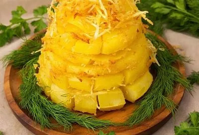 Хрустящий картофель соломкой горкой, филе и огурец  – оригинальная закуска в виде охапки сена для привлечения удачи в 2026 году: вкусно и оригинально 