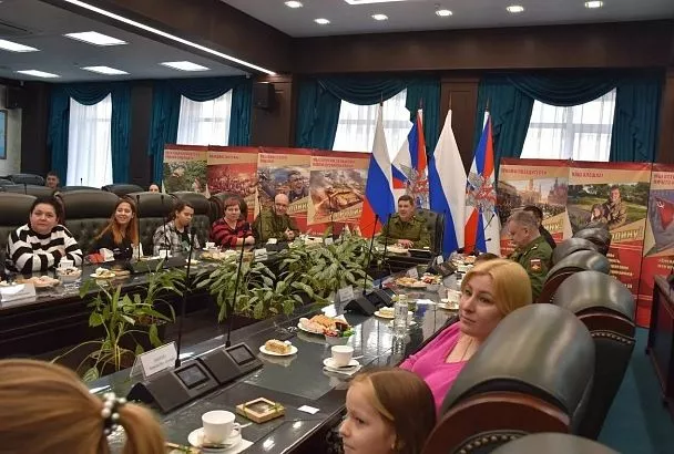  В Краснодаре в высшем военном училище им. Штеменко провели телемост с участниками СВО