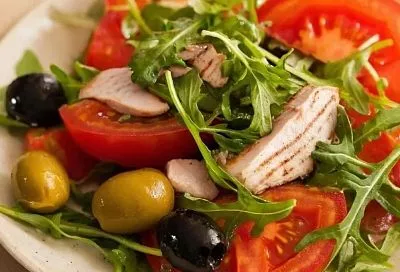 Салат с копчёной курицей вместо майонезных: лёгкий, яркий и сытный — готовится за минуты, после работы