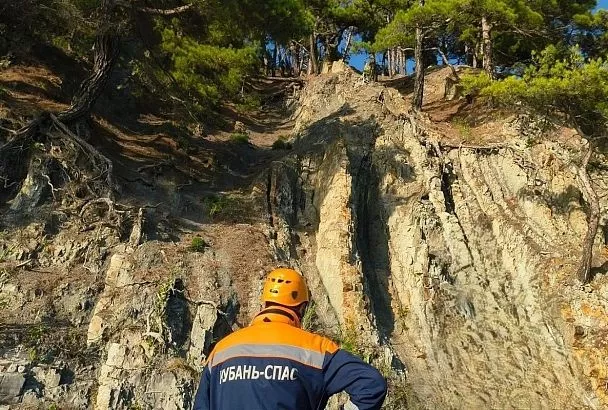 Спасатели эвакуировали двух туристов с крутого осыпного склона у скалы «Парус» под Геленджиком