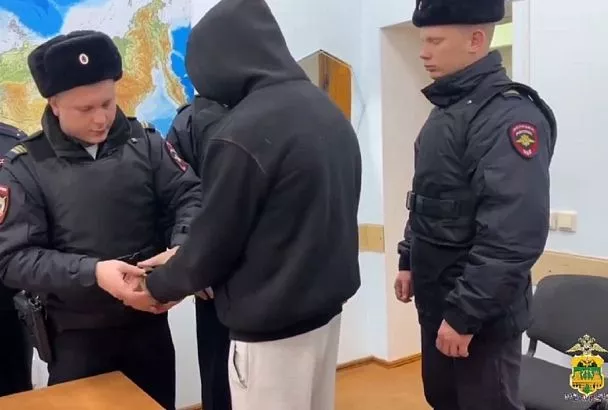 Полицейские задержали пьяного приезжего, ударившего по голове бутылкой двух мужчин на Кубани