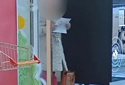 Стало известно, почему 9-летняя девочка продавала рисунки на улице в Ейске