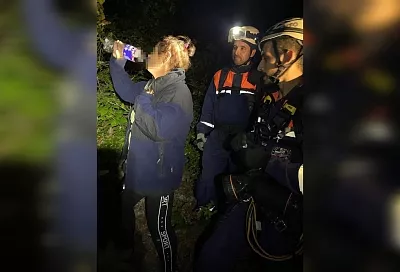 Сошла с тропы и подвернула ногу. Спасатели нашли заблудившуюся женщину в сочинском лесу