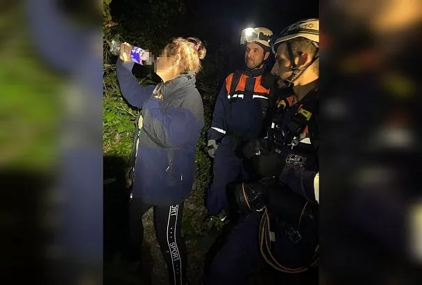 Сошла с тропы и подвернула ногу. Спасатели нашли заблудившуюся женщину в сочинском лесу