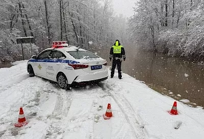 Река разлилась на дорогу в Апшеронском районе: движение перекрыто на участке между Хадыженском и Кабардинской