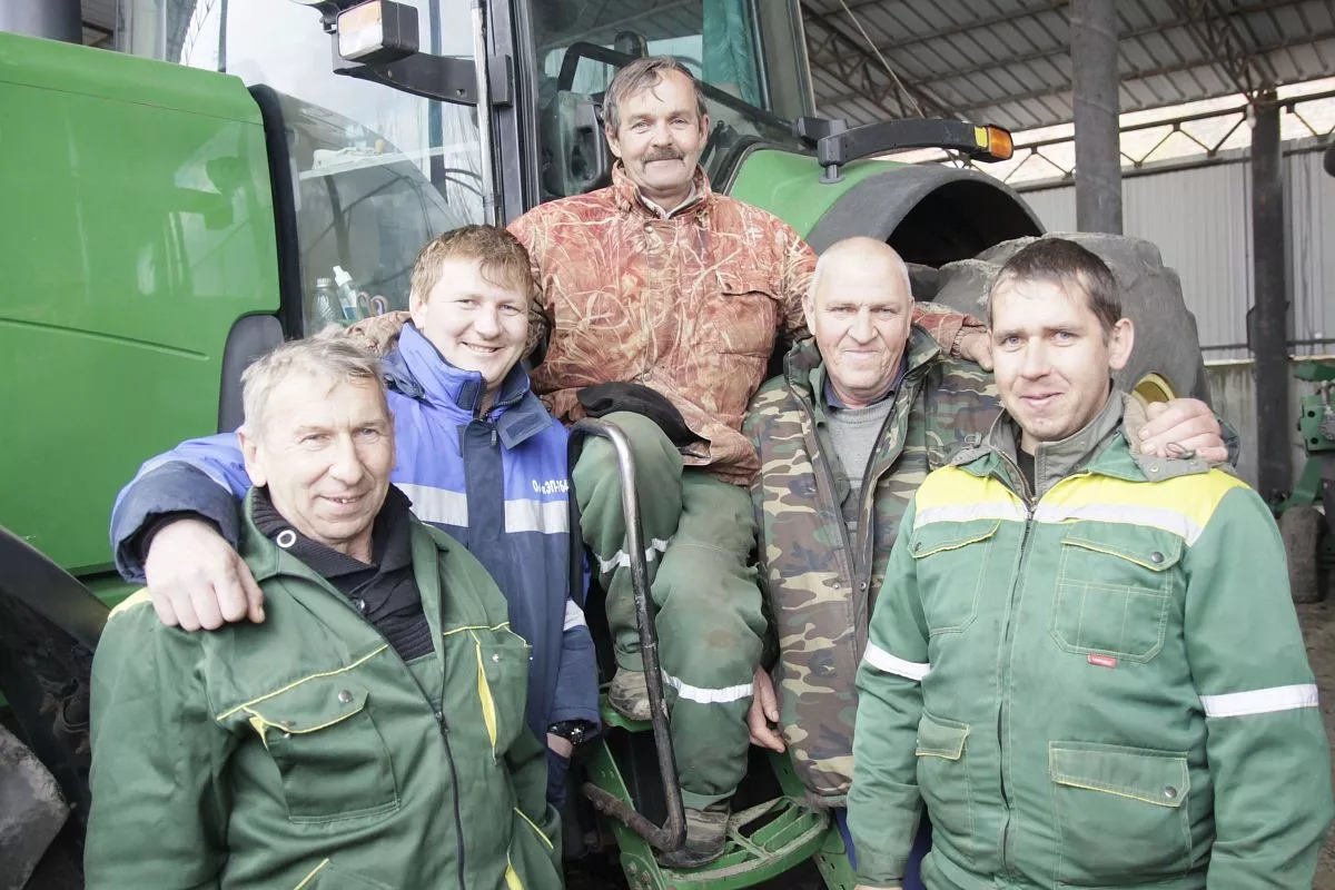 Растениеводы хозяйства стабильно получают высокие урожаи. На снимке (слева направо): механизаторы Петр Шарапов, Алексей Масьянов, Сергей Рунов, Виктор Полянский, Александр Елисеев. Растениеводы хозяйства стабильно получают высокие урожаи. На снимке (слева направо): механизаторы Петр Шарапов, Алексей Масьянов, Сергей Рунов, Виктор Полянский, Александр Елисеев.