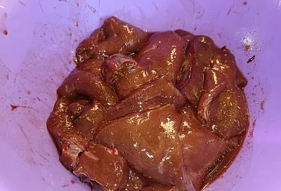 Когда есть говяжья печень, но нет желания заморачиваться с нею, жарю из нее шикарные отбивные 