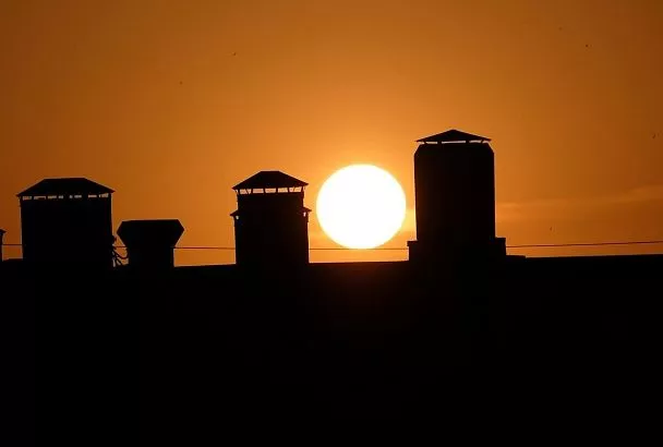Растущий вспышечный центр на Солнце «нацелился» на Землю: возможны фронтальные удары