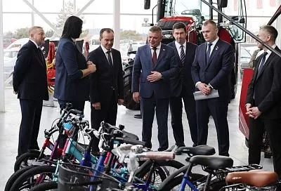 Губернатор Вениамин Кондратьев осмотрел белорусскую технику в новом мультибрендовом центре в Усть-Лабинске