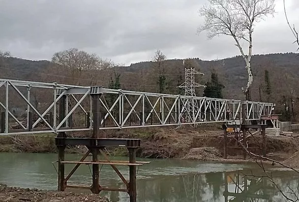 В селе Лермонтово открыли пешеходный мост через реку Шапсухо