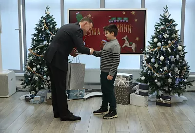 Мэр Евгений Наумов исполнил мечту юных краснодарцев на «Ёлке желаний»