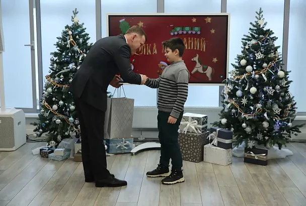 Мэр Евгений Наумов исполнил мечту юных краснодарцев на «Ёлке желаний»