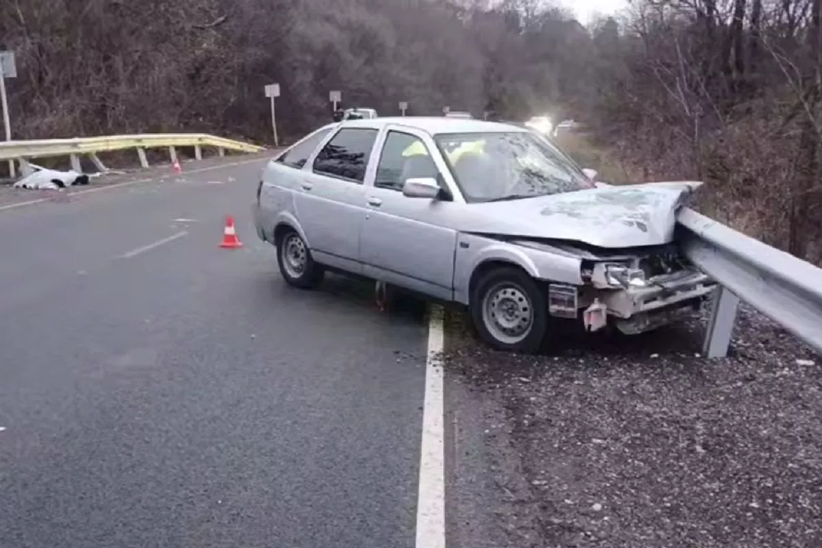 Легковушка врезалась в ограждение на трассе Новороссийск - Керченский пролив. Погибла женщина